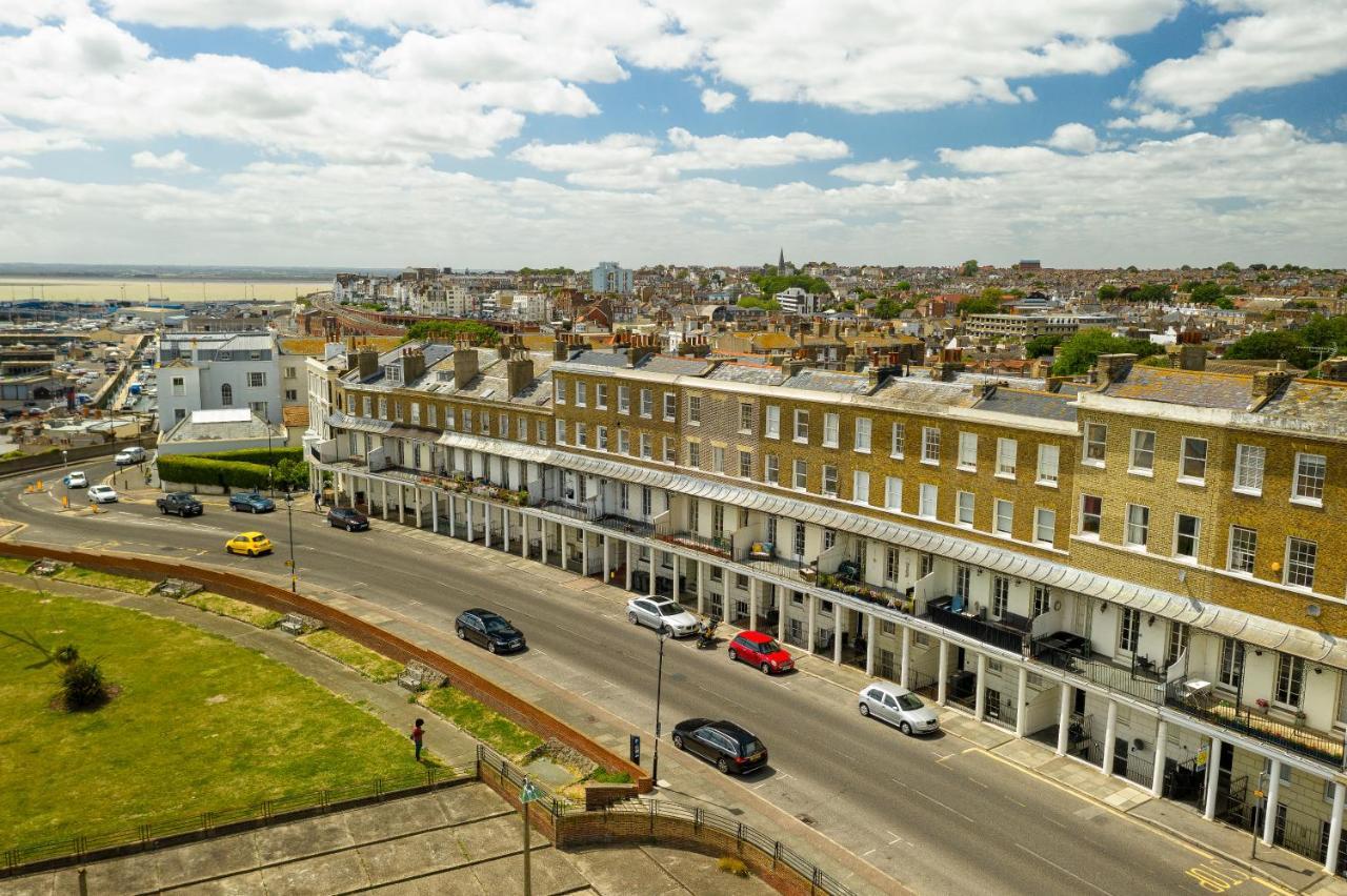 Beach View: Stunning Sea View & Balcony Apartment Ramsgate Esterno foto